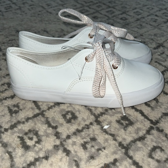 Size 2 Gigil Whitew Sneaker with Glittery Shoe Laces.  New without Tags - Picture 2 of 8